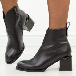 Czarne skórzane botki damskie na obcasie Vinceza 67034. Czarne botki damskie VINCEZA, na jesień, z dzianiny, eleganckie, z okrągłym noskiem, bez obcasa, na obcasie, bez zapięcia. Za 329.00 zł.