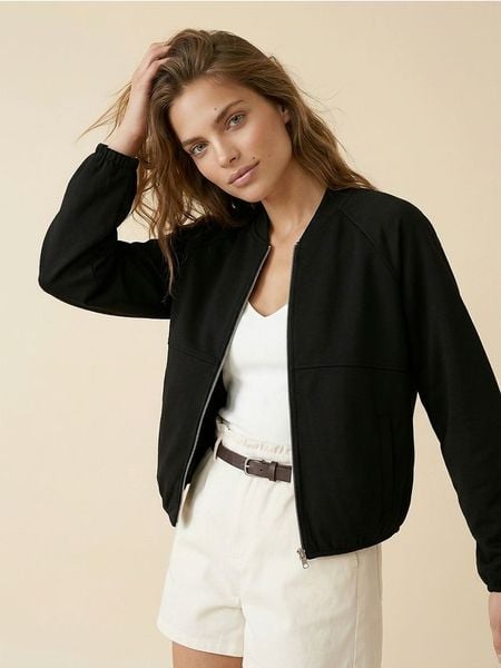 Bluza bomberka z domieszką wiskozy soft touch - czarny. Czarne bluzy damskie Sinsay, l, bez wzorów, z wiskozy, bez kaptura. Za 49.99 zł.