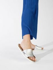 BACKSUN Klapki "Djilo" w kolorze srebrnym rozmiar: 41. Szare klapki damskie Backsun, bez wzorów, z materiału, z otwartym noskiem, bez obcasa, bez zapięcia. Za 130.99 zł.