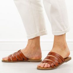 Brązowe klapki damskie Potocki 30304. Brązowe klapki damskie POTOCKI, bez wzorów, z jeansu, bez obcasa, na płaskiej podeszwie, bez zapięcia. Za 129.00 zł.