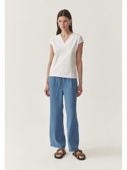 TATUUM Koszulka w kolorze białym rozmiar: M. Białe bluzki damskie TATUUM, m, bez wzorów, bez kołnierzyka, bez ramiączek. Za 117.73 zł.