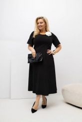 Czarna wizytowa sukienka Doris MIDI z rozkloszowanym dołem i ręcznie szytym przypinanym kwiatem w kolorze ecru PLUS SIZE XXL OVERSIZE WIOSNA. Czarne sukienki damskie Moda Size Plus Iwanek, z aplikacjami, z elastanu, eleganckie, bez ramiączek. Za 359.90 zł.