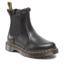 Sztyblety Dr. Martens. Czarne botki damskie Dr Martens, bez obcasa, na płaskiej podeszwie, bez zapięcia. Za 989.99 zł.
