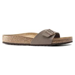 Klapki Birkenstock Madrid Bs Mocha 0040093 brązowe. Brązowe klapki damskie bez wzorów, z materiału, z otwartym noskiem, bez obcasa, bez zapięcia. Za 626.61 zł.