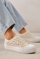 Jasnobeżowe Trampki Przed Kostkę z Ażurową Cholewką Shiliarre. Brązowe trampki damskie Renee, w ażurowe wzory, przed kostkę, bez zapięcia. Za 89.99 zł.