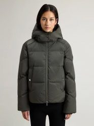 Woolrich Kurtka puchowa w kolorze ciemnozielonym rozmiar: XL. Zielone kurtki damskie Woolrich, xl, bez wzorów, z puchu, bez kaptura. Za 1,339.78 zł.