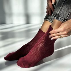 Skarpetki damskie w jodełkę 740 bordo. Czerwone skarpetki damskie Milena, w ażurowe wzory, z bawełny. Za 16.90 zł.