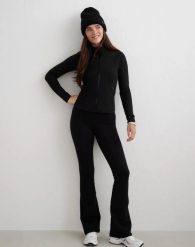 Damska kurtka Warming Zip czarna. Czarne kurtki damskie Aim'n, l, bez wzorów, z elastanu, bez kaptura. Za 394.00 zł.