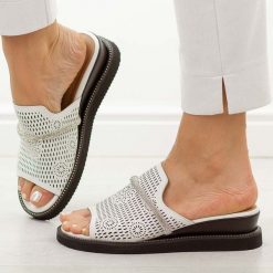 Białe skórzane klapki damskie na koturnie M.Daszyński 2267-14. Białe klapki damskie M.Daszyński, bez wzorów, ze skóry, bez obcasa, na koturnie, bez zapięcia. Za 199.00 zł.