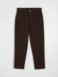 Bawełniane jeansy mom fit comfort - brązowy. Brązowe jeansy damskie Sinsay. Za 59.99 zł.
