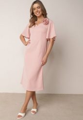 Różowa Koktajlowa Sukienka VICES ze Zwiewnymi Rękawami i Kwiatową Aplikacją 3D Talilia. Czerwone sukienki damskie Born2be, z aplikacjami, eleganckie, bez ramiączek. Za 169.99 zł.