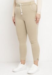 Beżowe Spodnie Skinny ze Sznurkiem w Pasie i Kieszeniami Irfana. Brązowe rurki damskie Born2be, bez wzorów, z jeansu. Za 49.99 zł.