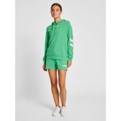 Szorty damskie Hummel Legacy. Zielone spodenki sportowe damskie Hummel, bez wzorów, z dresówki, do piłki nożnej. Za 139.00 zł.