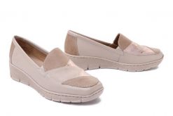 RIEKER 53785-60 beige, półbuty damskie. Brązowe półbuty damskie Rieker, bez wzorów, bez obcasa, na koturnie, bez zapięcia. Za 299.90 zł.