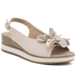 Skórzane sandały damskie na koturnie beżowe T.Sokolski L26-679. Brązowe sandały damskie T.Sokolski, bez wzorów, ze skóry, bez obcasa, na koturnie, bez zapięcia. Za 169.99 zł.