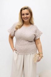 Beżowa bawełniana bluzka damska Renelle z falbankowym rękawem i marszczoną strukturą materiału PLUS SIZE XXL OVERSIZE WIOSNA. Brązowe bluzki damskie Moda Size Plus Iwanek, l, bez wzorów, z bawełny, biznesowe, bez kołnierzyka, plus size, bez ramiączek. Za 169.90 zł.