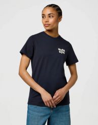 DAMSKA KOSZULKA WRANGLER SIGN OFF TEE DARK NAVY 112370764. Niebieskie koszulki damskie Wrangler, xs, bez wzorów, bez kołnierzyka, bez ramiączek. Za 89.99 zł.