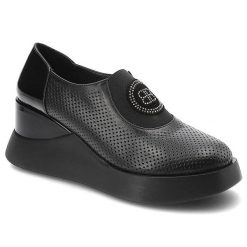 Czarne Półbuty Artiker Skórzane Buty Na Koturnie. Czarne czółenka damskie Artiker, z aplikacjami, ze skóry, bez obcasa, na koturnie. Za 279.00 zł.