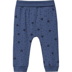 Spodnie "Mickey" w kolorze niebieskim. Niebieskie spodnie niemowlęce name it boys, z bawełny. W wyprzedaży za 39.95 zł.