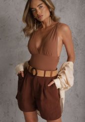 Brązowe Szorty Casual z Wiskozą High Waist Ozdobione Paskiem z Plecionki Kailee. Brązowe szorty damskie Renee, bez wzorów, z materiału, z podwyższonym stanem. Za 99.99 zł.