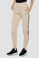 GUESS Beżowe spodnie dresowe damskie Britney. Brązowe spodnie dresowe damskie Guess, s, z aplikacjami, z dresówki. W wyprzedaży za 284.99 zł.