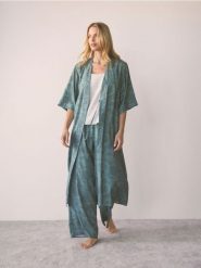 Wzorzysty szlafrok z wiskozy - jasny zielony. Zielone szlafroki damskie Reserved, bez wzorów, z wiskozy, bez kaptura. Za 149.99 zł.