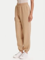 Guess Spodnie dresowe V5YB02 KB3P2 Beżowy Regular Fit. Brązowe spodnie dresowe damskie Guess, m, z aplikacjami, z dresówki. Za 279.99 zł.