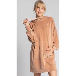 Welurowa sukienka kangurka z kapturem. Sukienki damskie Sukienki.shop, bez wzorów, z dzianiny, eleganckie, bez ramiączek. Za 249.00 zł.