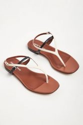 Sandały skórzane EMPORIO ARMANI. Sandały damskie Emporio Armani, bez wzorów, bez obcasa, bez zapięcia. W wyprzedaży za 704.37 zł.