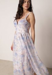 Niebieska Romantyczna Sukienka o Rozkloszowanym Kroju na Ramiączkach w Kwiaty Isiresha. Niebieskie sukienki damskie Born2be, bez wzorów, z poliesteru, eleganckie, bez ramiączek. Za 239.99 zł.