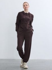 BGN Spodnie dresowe w kolorze brązowym rozmiar: 40. Brązowe spodnie dresowe damskie BGN, bez wzorów, z dresówki. Za 108.99 zł.