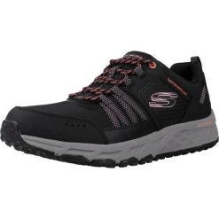 Buty SKECHERS ESCAPE PLAN Czarny. Czarne obuwie sportowe damskie Skechers, bez zapięcia, trekkingowe, Skechers Sport. Za 404.67 zł.