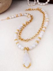 Pierres de Jade Pozłacany naszyjnik z elementami ozdobnymi - dł. 50 cm rozmiar: onesize. Białe naszyjniki damskie Pierres de Jade, z kamieniem księżycowym, pozłacane. Za 141.85 zł.