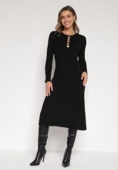 Czarna Dopasowana Sukienka z Prążkowanej Dzianiny z Wiskozą z Aplikacjami Tusmana. Czarne sukienki damskie Born2be, z aplikacjami, z dzianiny, biznesowe, bez ramiączek. Za 159.99 zł.