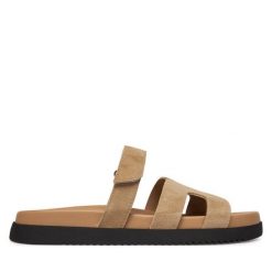 Klapki Steve Madden. Brązowe klapki damskie Steve Madden, bez wzorów, bez obcasa, bez zapięcia. Za 429.99 zł.