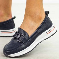 Granatowe skórzane półbuty damskie S.Barski 556. Niebieskie półbuty damskie S.BARSKI, na jesień, w ażurowe wzory, z jeansu, z okrągłym noskiem, bez obcasa, na płaskiej podeszwie, bez zapięcia. Za 229.00 zł.