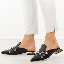 Czarne skórzane klapki damskie na obcasie mule DiA 3058. Czarne klapki damskie DiA, bez wzorów, z jeansu, bez obcasa, na obcasie, bez zapięcia. Za 379.00 zł.