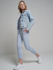 Spodnie damskie chinosy slim niebieskie Riana 400. Niebieskie spodnie materiałowe damskie Big Star, bez wzorów, z bawełny. W wyprzedaży za 119.99 zł.