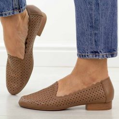 Brązowe skórzane półbuty damskie M.Daszyński Ol50-2. Brązowe półbuty damskie M.Daszyński, na lato, w ażurowe wzory, ze skóry, z okrągłym noskiem, bez obcasa, na płaskiej podeszwie, bez zapięcia. Za 219.00 zł.