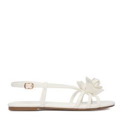 Sandały DeeZee. Białe sandały damskie DeeZee, bez wzorów, bez obcasa, na płaskiej podeszwie, bez zapięcia. Za 119.99 zł.