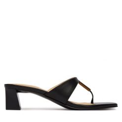 Japonki Guess. Czarne klapki damskie Guess, z aplikacjami, bez obcasa, bez zapięcia. Za 559.99 zł.