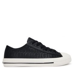 Trampki Guess. Czarne trampki damskie Guess, z aplikacjami, bez zapięcia. Za 364.99 zł.