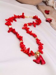 Pierres de Jade Pozłacany naszyjnik z elementami ozdobnymi - dł. 47 cm rozmiar: onesize. Czerwone naszyjniki damskie Pierres de Jade, z koralem, pozłacane. Za 86.99 zł.