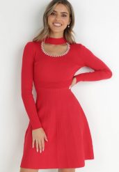 Czerwona Sukienka z Wycięciem przy Dekolcie z Cyrkoniami i Perłami Vari. Czerwone sukienki damskie Born2be, bez wzorów, z dzianiny, eleganckie, bez ramiączek. W wyprzedaży za 152.99 zł.