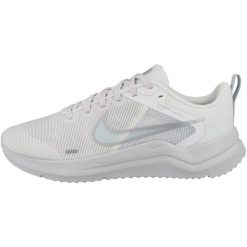 Tenisówki Nike Model Downshifter 12 Womens Kolor Biały. Białe trampki damskie Nike, bez wzorów, z materiału, bez zapięcia. Za 354.00 zł.