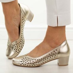 Złote ażurowe skórzane Polskie czółenka damskie Gregors 1210. Żółte czółenka damskie GREGORS, w ażurowe wzory, ze skóry, z okrągłym noskiem, bez obcasa, na obcasie. Za 399.00 zł.