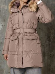 Pikowany płaszcz z kapturem - brązowy. Brązowe płaszcze damskie Sinsay, l, bez wzorów, z kapturem. W wyprzedaży za 79.99 zł.