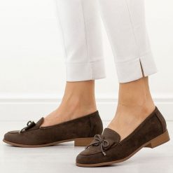 D.Brązowe półbuty damskie M.Daszyński 25113-2. Brązowe półbuty damskie M.Daszyński, na jesień, z aplikacjami, z materiału, bez obcasa, na płaskiej podeszwie, bez zapięcia. Za 179.00 zł.