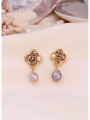 L'Atelier de Gaia Pozłacane kolczyki z perłami rozmiar: onesize. Różowe kolczyki damskie L'Atelier de Gaia, z perłą, pozłacane. Za 130.81 zł.