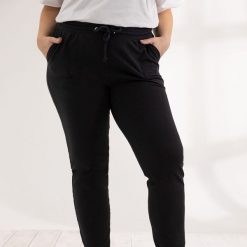 Czarne spodnie dresowe Klara XXL OVERSIZE JESIEŃ. Czarne spodnie dresowe damskie Moda Size Plus Iwanek, bez wzorów, z bawełny, krótkie. Za 159.90 zł.